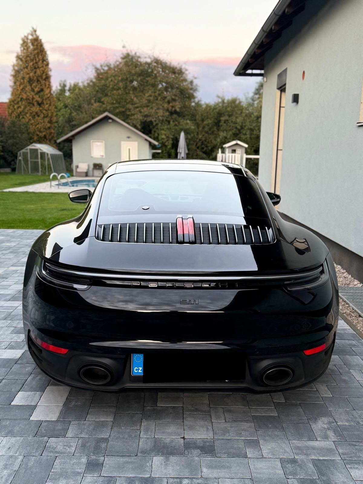 Porsche 911 Carrera 4 photo 4